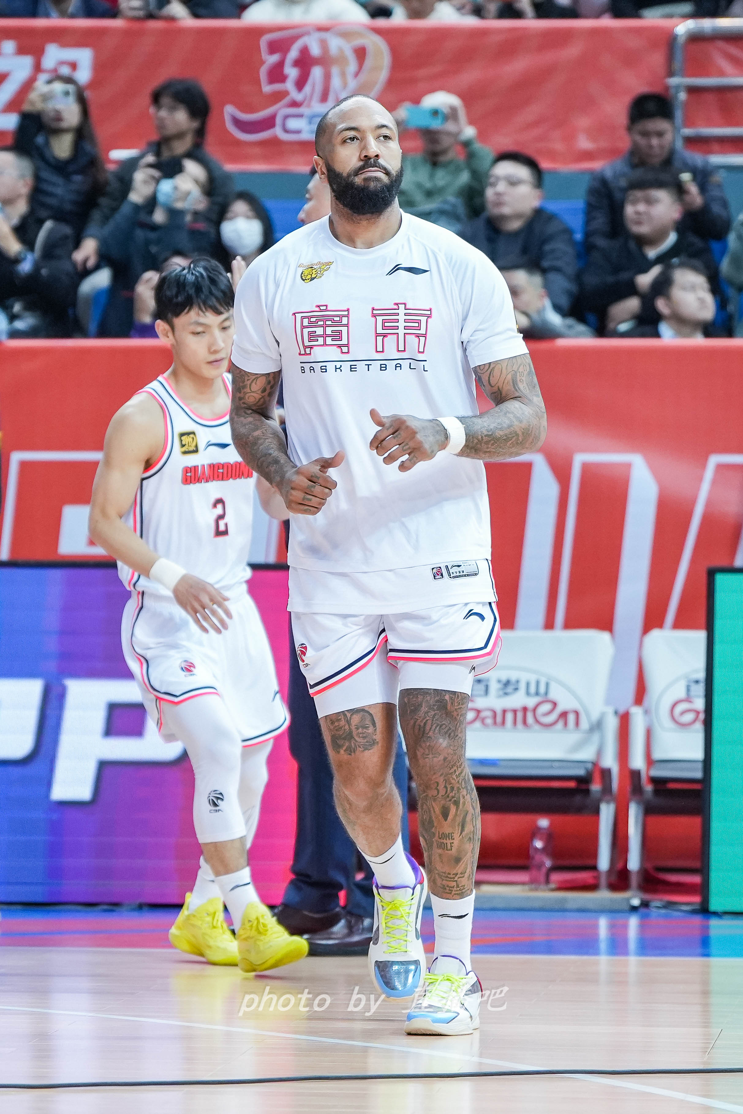 打得不错！36岁吉伦沃特原本的第三外援却成广东男篮的真大腿