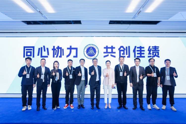 足球报：10家企业捧场新赛季出征仪式，深圳新鹏城进一步做强做优