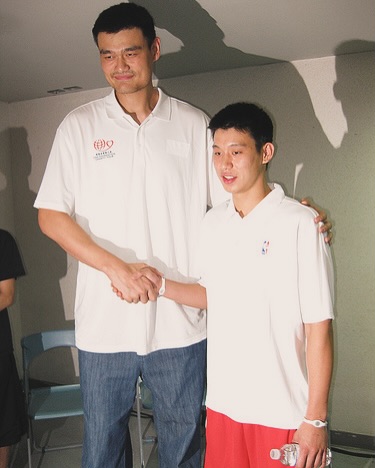 林书豪晒照致敬姚明：他为亚洲人闯出了一条路 感谢你做的一切！