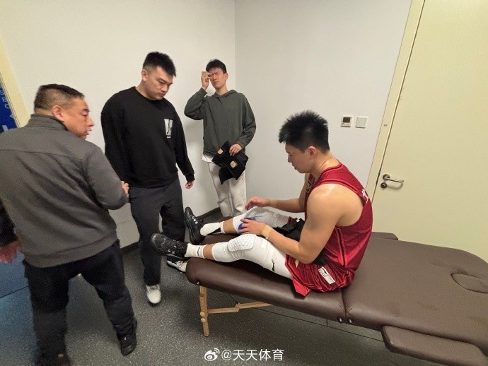京媒：雷蒙感觉小腿外侧肌肉拉伤 今晚缺阵&明天去医院检查