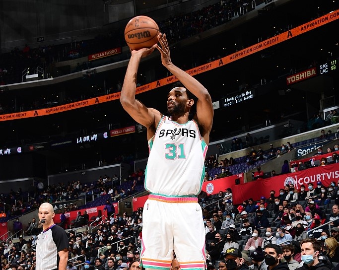 媒体人：青岛签下前NBA球员凯塔-贝茨-迪奥普 后者曾效力马刺等队