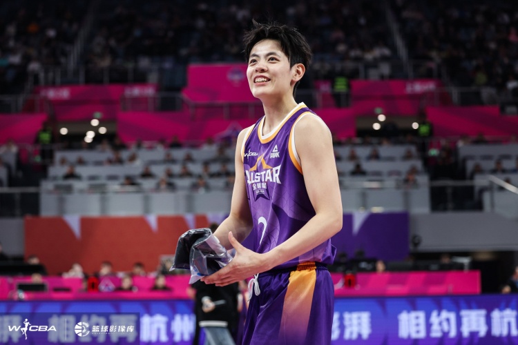 效率很高！杨舒予12中8拿到17分3板 三分2中1
